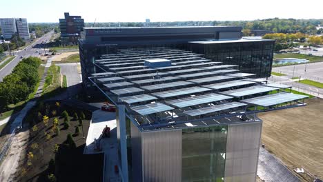 Paneles-Solares-En-La-Azotea-Del-Edificio-Moderno-De-La-Universidad-Estatal-De-Ohio---Nueva-Construcción---Drone-Aéreo