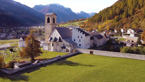 Kloster-Mustair,-Unesco,-Weltkulturerbe,-Alpes,-Suizo,-Naturaleza,-Historia,-Documental,-Cine,-árbol,-Bonito
