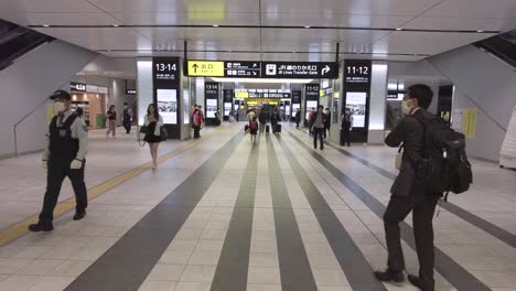 Gente-Caminando-En-La-Estación-De-Tren-De-Hiroshima,-Japón.