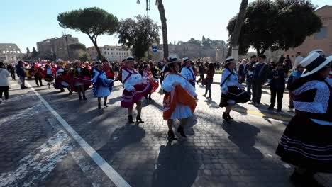 Peruanische-Frauen-Tanzen-Mit-Traditionellen-Polleras-Während-Eines-Lateinamerikanischen-Karnevals-In-Rom,-Der-Hauptstadt-Italiens