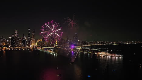 Drohnenaufnahme-Der-Wöchentlichen-Feuerwerksshow-An-Der-Küste-Von-Chicago,-Nachts-In-Den-USA