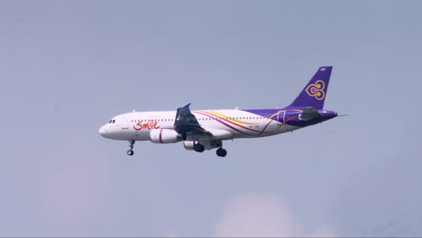 Thai-Smile-Airways-Se-Prepara-Para-Aterrizar-En-El-Aeropuerto-De-Suvarnabhumi,-Tailandia