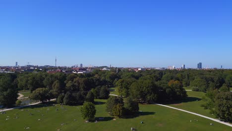 Perfecta-Vista-Aérea-Superior-Vuelo-Jardín-Inglés-Munich-Alemania-Bávaro,-Verano-Soleado-Cielo-Azul-Día-23