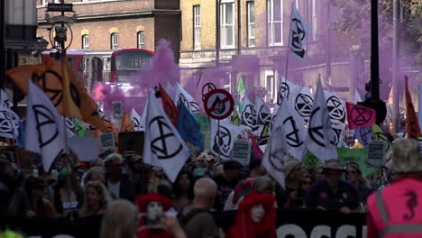 In-Zeitlupe-Füllt-Rosafarbener-Rauch-Einer-Fackel-Die-Luft-über-Einem-Protest-Gegen-Den-Artenschutz,-Der-Ein-Ende-Der-Abhängigkeit-Von-Fossilen-Brennstoffen-Fordert