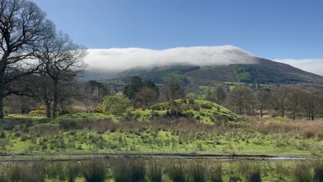 Tonos-De-Un-Exuberante-Paisaje-Verde:-Nube-De-Montaña-Keadeen-En-Irlanda