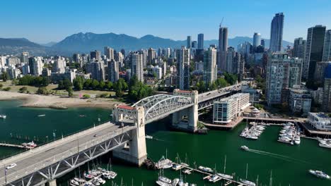 Luftaufnahme-Von-Autos,-Die-Durch-Die-Burrard-Street-Bridge-über-Den-False-Creek-In-Vancouver,-BC,-Kanada-Fahren