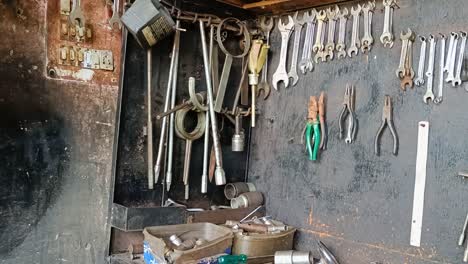 Werkzeugkasten-In-Einer-Garage-Oder-Werkstatt-Oder-Reparaturwerkstatt-Für-Alte,-Schmuddelige-Werkzeuge