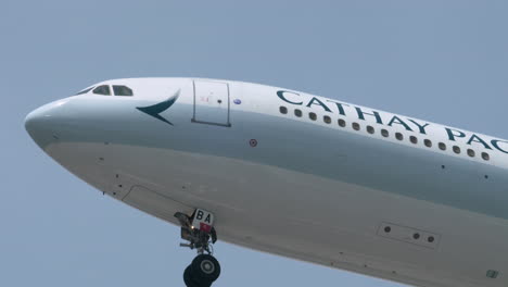 Cathay-Pacific-prepares-for-Landing-at-Suvarnabhumi-Airport,-Thailand