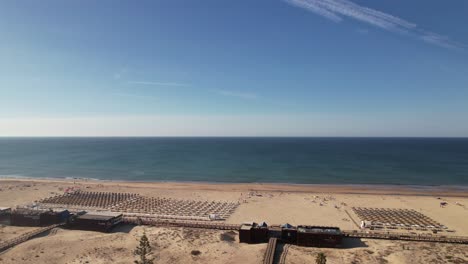 Panoramablick-Auf-Den-Strand-Praia-De-Monte-Gordo-In-Der-Nähe-Der-Stadt-Monte-Gordo-In-Der-östlichen-Algarve,-Portugal