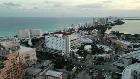 Luftaufnahme-Der-Cancun-Hotelzone-Bei-Sonnenuntergang,-Reiseziel-Mit-Resort-Und-Tropischem-Strand-Am-Karibischen-Meer