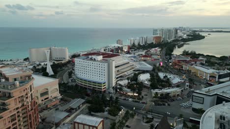 Zona-Hotelera-Aérea-De-Cancún-Al-Atardecer-Destino-De-Vacaciones-Con-Resort-Y-Playa-Tropical-Del-Mar-Caribe