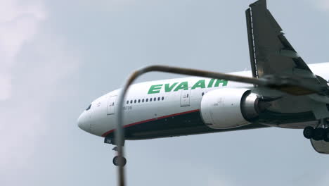 Eva-Air-Se-Prepara-Para-Aterrizar-En-El-Aeropuerto-De-Suvarnabhumi,-Tailandia