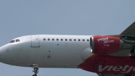 Thai-VietJet-Air-prepare-for-Landing-at-Suvarnabhumi-Airport,-Thailand
