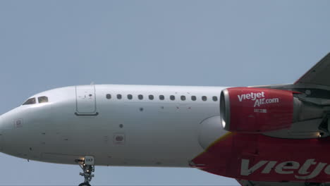 Thai-Vietjet-Air-Bereitet-Sich-Auf-Die-Landung-Am-Flughafen-Suvarnabhumi,-Thailand-Vor