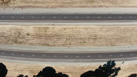 Vista-Satelital-De-Una-Autopista-Con-Autos-Y-Camiones-Conduciendo-Rápidamente