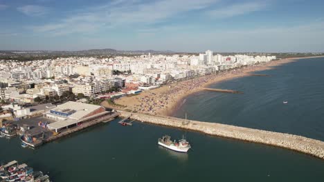Ciudad-De-Quarteira-En-El-Algarve,-Un-Vídeo-Desde-El-Cielo