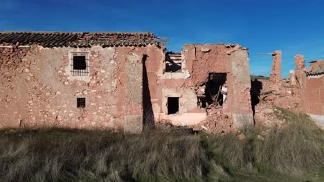 Arquitectura-Rural-Destruida-Con-Paredes-Rojas-Desde-La-Vista-De-Drones