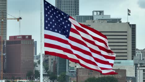 Bandera-Americana-Ondeando-Frente-Al-Horizonte-De-Omaha,-Nebraska