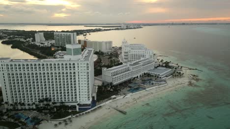 Zona-Hotelera-Aérea-De-Cancún-Al-Atardecer-Destino-De-Vacaciones-Con-Resort-Y-Playa-Tropical-Del-Mar-Caribe
