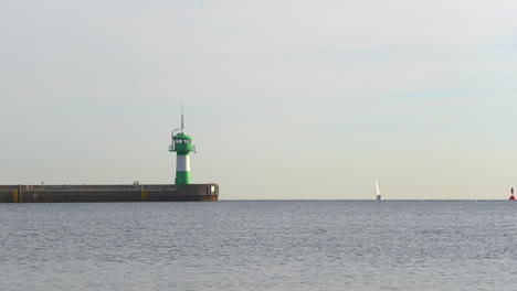Der-Grüne-Leuchtturm-Von-Lübeck-Travemünde-Steht-An-Der-Hafeneinfahrt