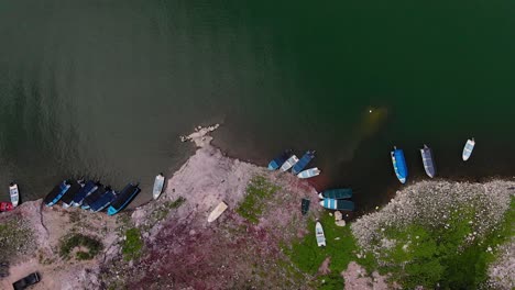 Overhead-Aerial-View-of-Coastal-Beauty-in-Mexico-with-Boats-Along-the-Shoreline