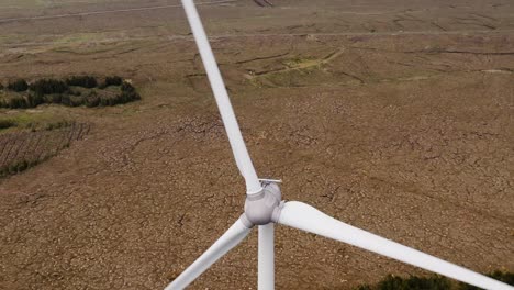 Drohnenaufnahme-Der-Rotorblätter-Einer-Windkraftanlage,-Die-Erneuerbare-Energie-Erzeugt