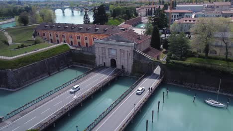 Schöne-Brücken-In-Peschiera-Del-Garda-Mit-Vorbeifahrenden-Autos