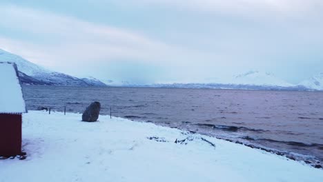 Winterwunderland-Mit-Rotem-Haus-Neben-Den-Fjorden-Norwegens