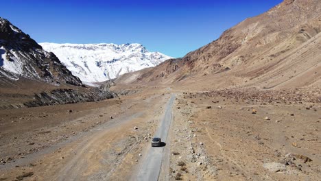 Drone-Siguiendo-El-Coche-En-El-Valle-De-Spiti-Himachal-Pradesh-Montaña-De-Arena-India