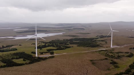 Drohnenaufnahme-Von-Moorwindkraftanlagen-Auf-Den-Westlichen-Inseln-Schottlands