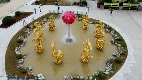 Traditioneller-Chinesischer-Wasserbrunnen-Mit-Goldenem-Drachen-Aus-Der-Luft,-Zeitlupenumlaufbahn,-Rechte-Ansicht