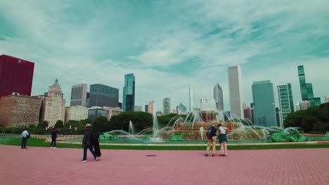 Magical-fountain-very-clean-modern-style-placed-in-the-middle-of-central-location,-skyscrapers-multicoloured-cinematic-buildings-and-tourists-standing-around-taking-photos-partly-cloudy-sky---Chicago