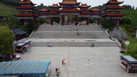 Dron-Que-Revela-El-área-Escénica-Cultural-A-Gran-Escala-De-Huaxiacheng-En-La-Ciudad-De-Weihai-Con-Un-Templo-Tradicional-Zen-Oriental