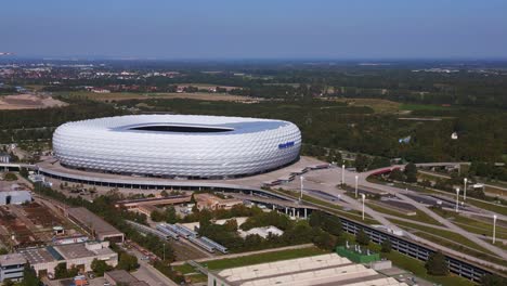 Fabulosa-Vista-Aérea-Superior-Vuelo-Bávaro-Munich-Arena-Estadio-Equipo-Nacional-De-Fútbol-Alemania,-Verano-Soleado-Cielo-Azul-Día-23