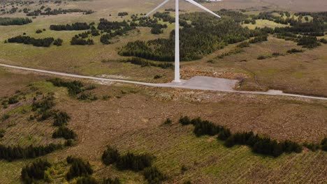 Drohnenschuss,-Der-über-Einen-Wald-Und-Eine-Windkraftanlage-Auf-Der-Isle-Of-Lewis-Kippt