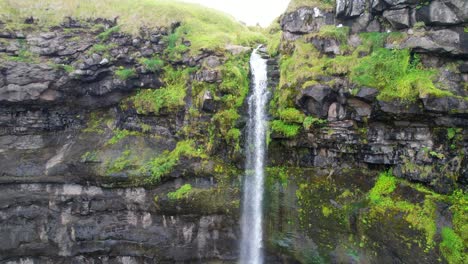 Mikladalur-Dorf-Und-Wasserfall,-Während-Möwen-Herumfliegen