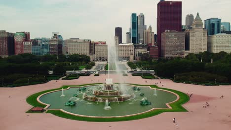 Glorious-mountain-spraying-very-high-in-the-sky-with-other-small-water-spraying-statues-in-the-monument-very-clean-and-groomed-grass-around-chicago-city---business-central-location-slow-motion