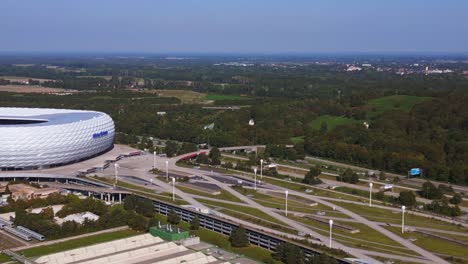 Mejor-Vista-Aérea-Vuelo-Bávaro-Munich-Arena-Estadio-Equipo-Nacional-De-Fútbol-Alemania,-Verano-Soleado-Cielo-Azul-Día-23