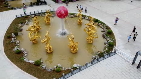 Luftorbit,-Linke-Ansicht-Des-Wasserbrunnens-Mit-Goldenen-Drachen-Im-Traditionellen-Chinesischen-Stil