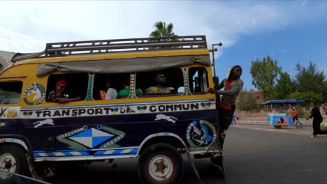 Los-Lugareños-Viajan-En-Autobús-De-Transporte-Público-Tradicional-En-Dakar,-Senegal