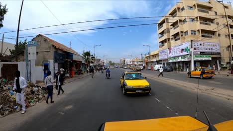 Taxis-Circulando-Por-La-Calle-En-La-Ciudad-De-Dakar-En-Senegal.