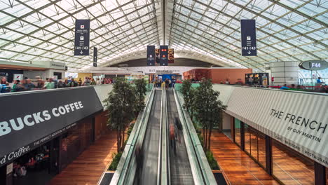 Menschen-Auf-Dem-Fahrsteig,-Flughafen-Charles-De-Gaulle,-Paris