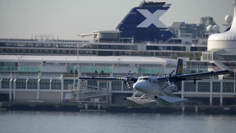 Toma-En-Cámara-Lenta-De-Un-Hidroavión-De-Nutria-Gemela-De-Harbour-Air-Volando-En-El-Puerto-De-Vancouver