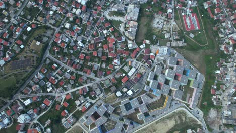 Barrio-De-Tirana:-Drone-Captura-Tejados-Rojos,-Edificios-De-Complejos-Residenciales,-Arquitectura-Y-Calles-Serenas-En-Belleza-Suburbana,-Vista-Aérea