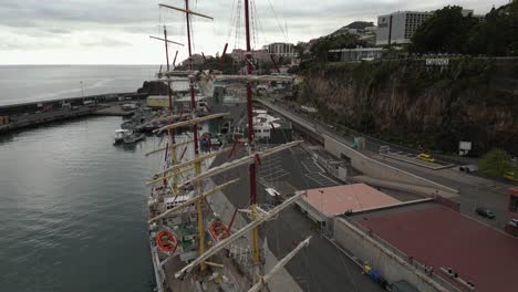 Historisches-Boot-Im-Hafen-Von-Funchal,-Insel-Madeira,-Portugal