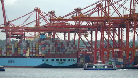 Schlepper,-Seabus-Fähre-Und-Maersk-Frachtschiff-Im-Hafen-Von-Vancouver