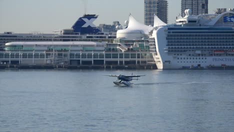 Wasserflugzeug-Startet-Vom-Hafen-Von-Vancouver,-Zeitlupenverfolgung