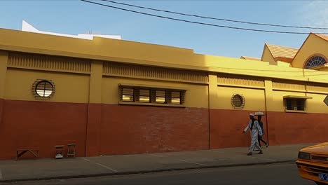 Vehículos-Y-Nativos-En-Una-Calle-Muy-Transitada-En-Senegal.