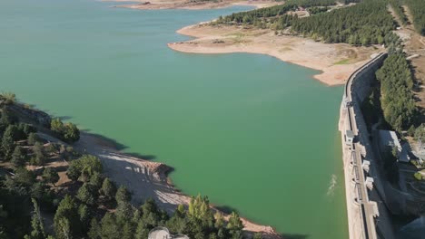 Luftaufnahme-Eines-Staudamms-Mit-Niedrigem-Wasserstand-Im-Sommer