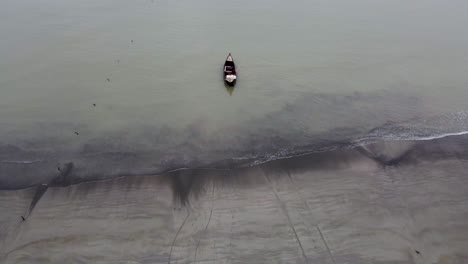 Barco-Pesquero-De-Madera-Frente-A-La-Costa-De-Kuakata-En-Bangladesh.
